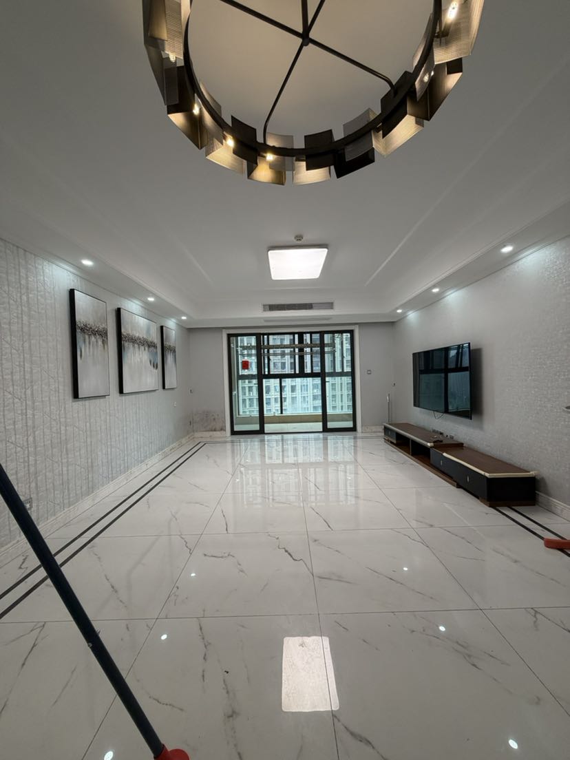 凯旋门4室2卫，房子目前没有家具，家具可配，也可以自带家具