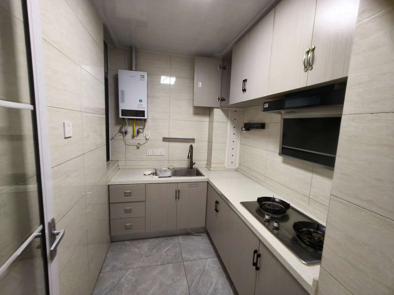 南岗惠园B区一室一厅，业主自住精装房，装修讲究，屋内维护保