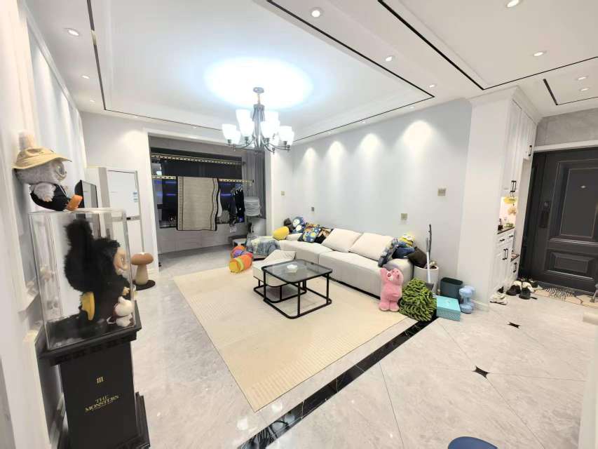高新区汽车西站地铁口南岗惠园E区三室两厅精装房，房东自住装修