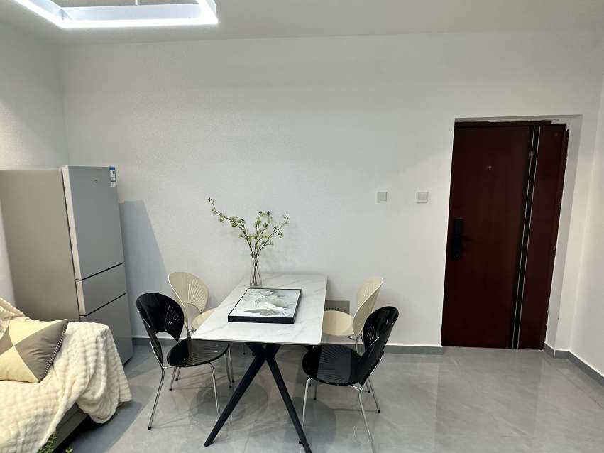 南岗畅园汽车西站地铁口。精装自住房。家具都是环保材料。