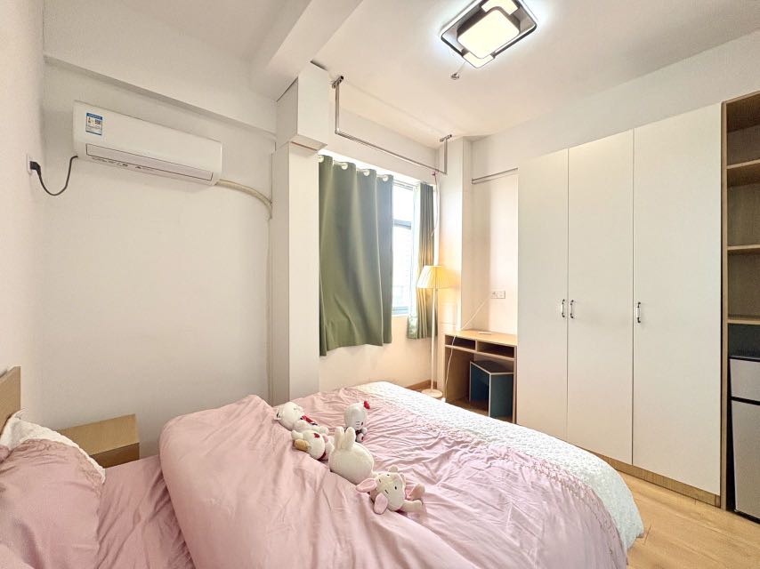 宝朗公寓生活方便，一室一厅家具家电齐全，24小时随时看房！