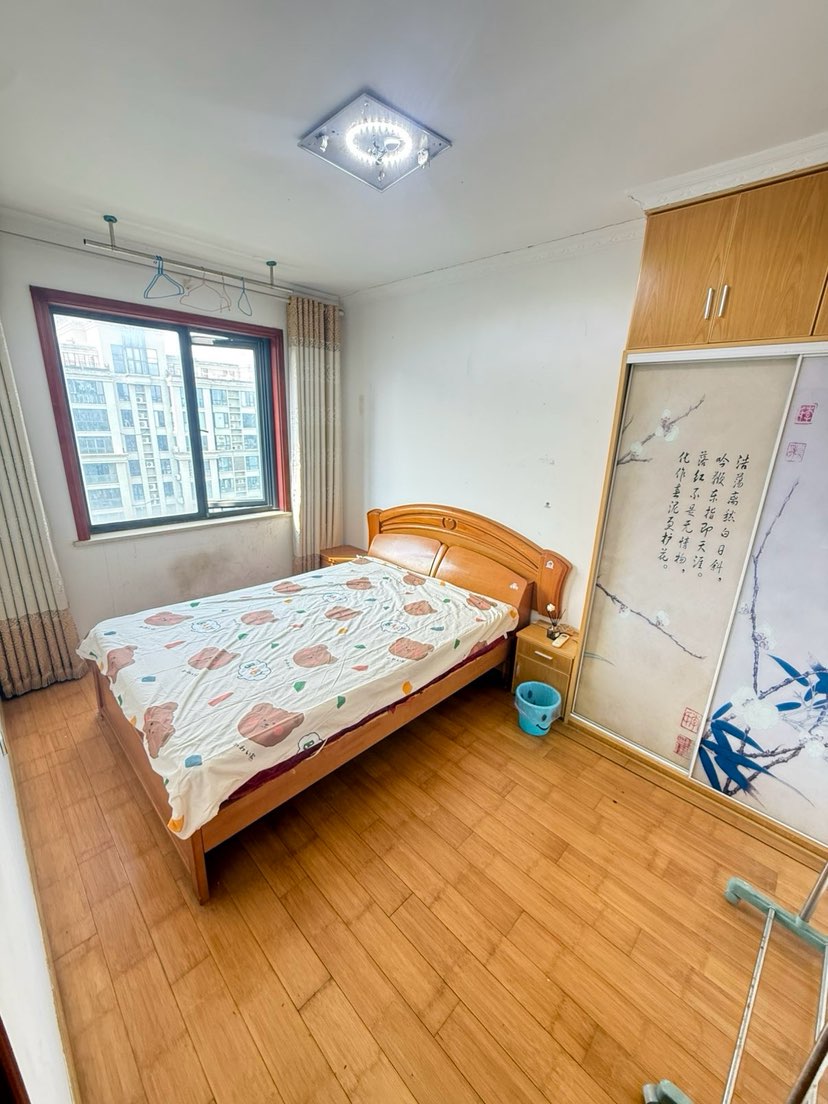 紧邻万象城i77 天鹅湖一号，主卧朝南配套齐拎包入住，
