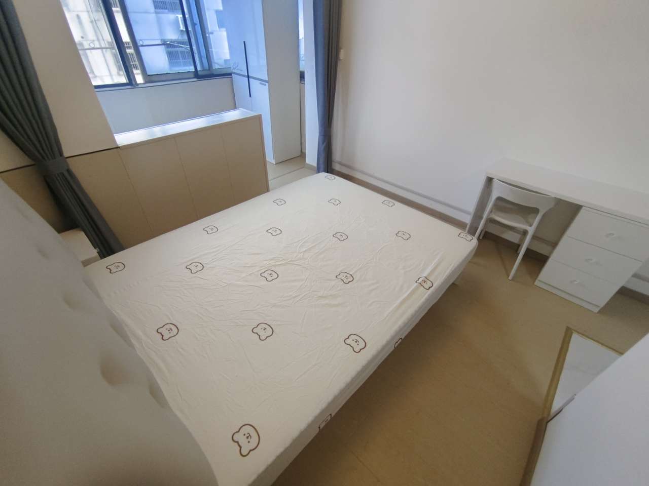精装一室押一付一拎包入住