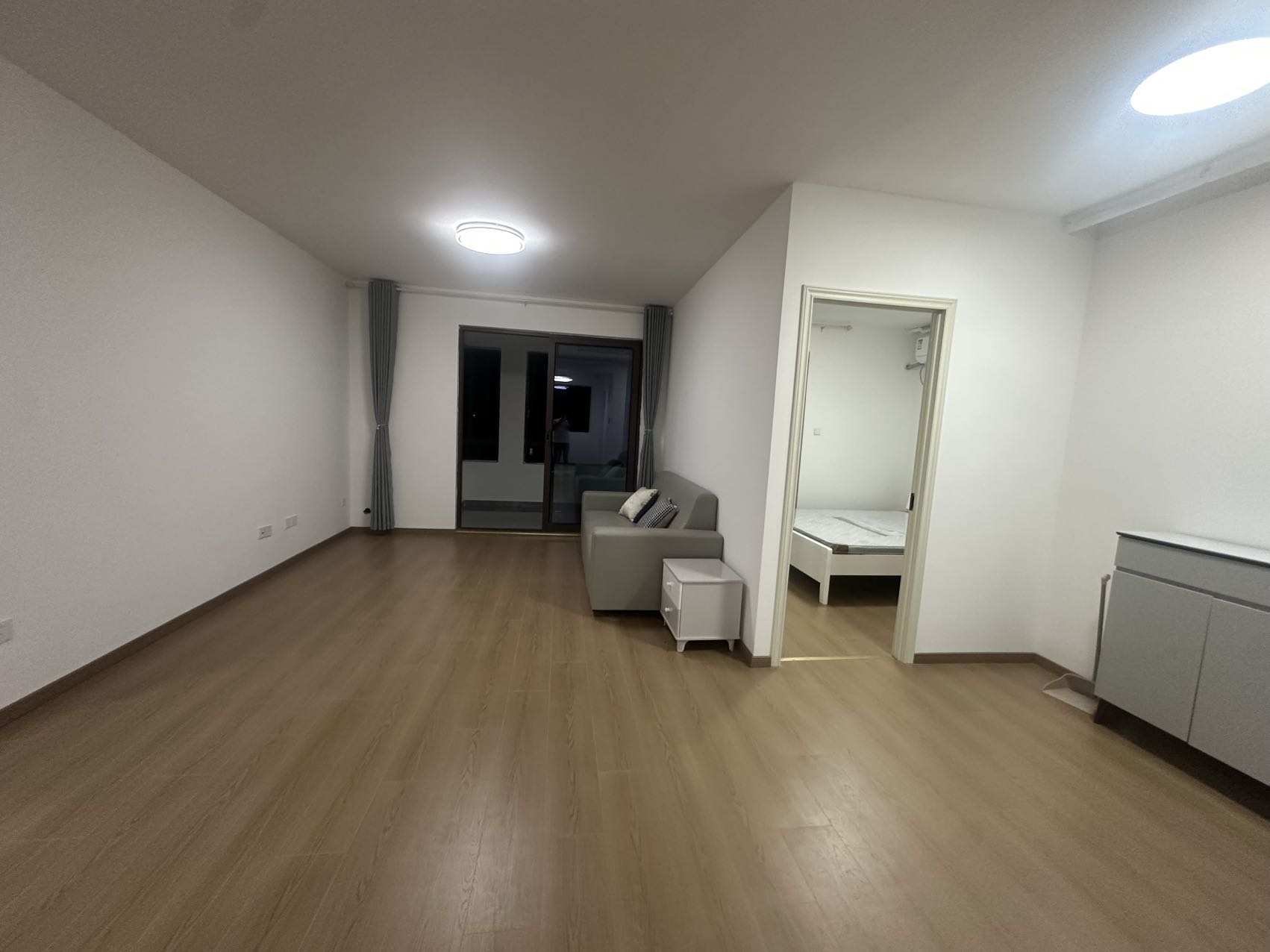 长鑫附近六中旁边，华侨城水岸八号三室两卫，s1线长兴湖地铁口