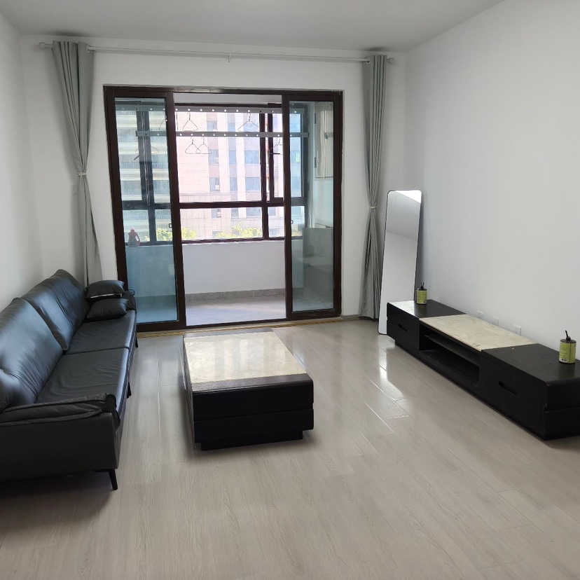 西城菊苑B区三室一厅，房东自住装修，空间开阔，居家自在从容