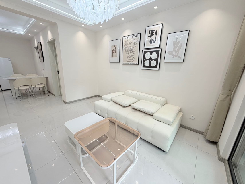 小区附近配套齐全有商超，精装修，拎包入住门口就是地铁交通非常