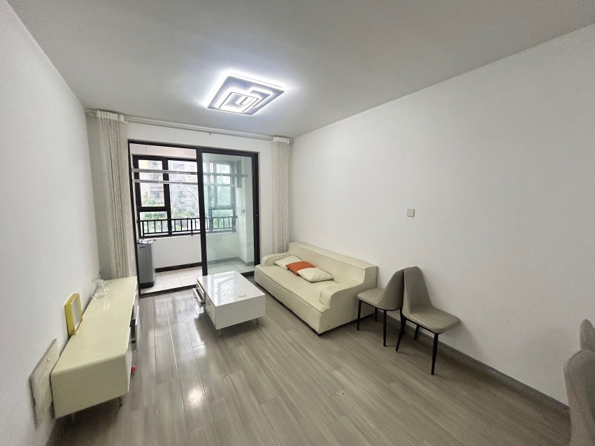 小区附近配套齐全有商超，精装修，拎包入住门口就是地铁交通非常