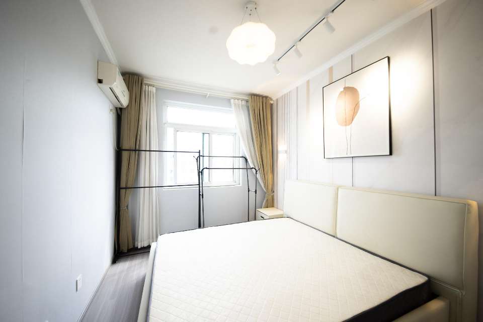 地铁旁精装两房，家具家电齐全，随时拎包入住