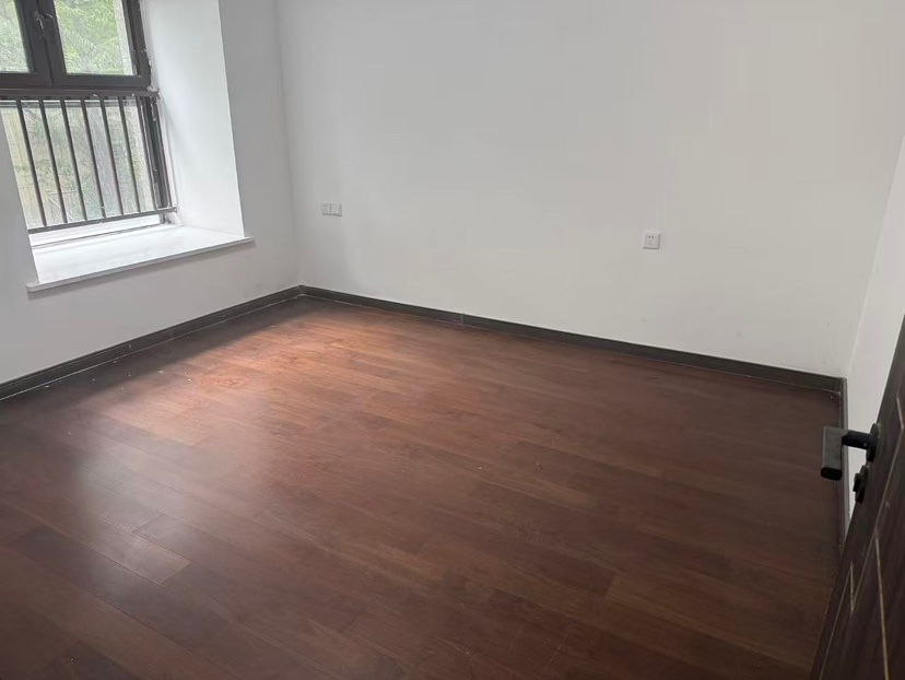中建开元御湖 四室两卫 小区绿化好  家电齐全，拎包入住