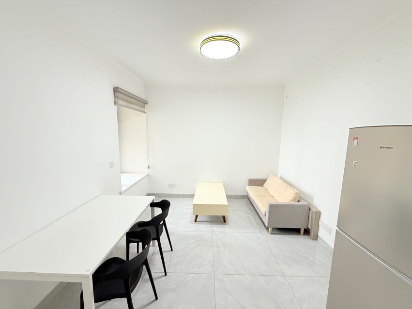 小区附近配套齐全有商超，精装修，拎包入住门口就是地铁交通非常