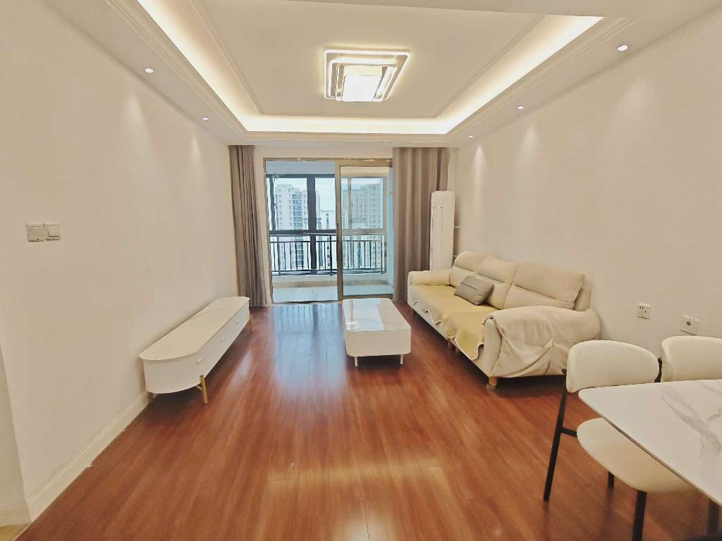 海尔云玺精装修三室出租，家具家电齐全，拎包入住。
