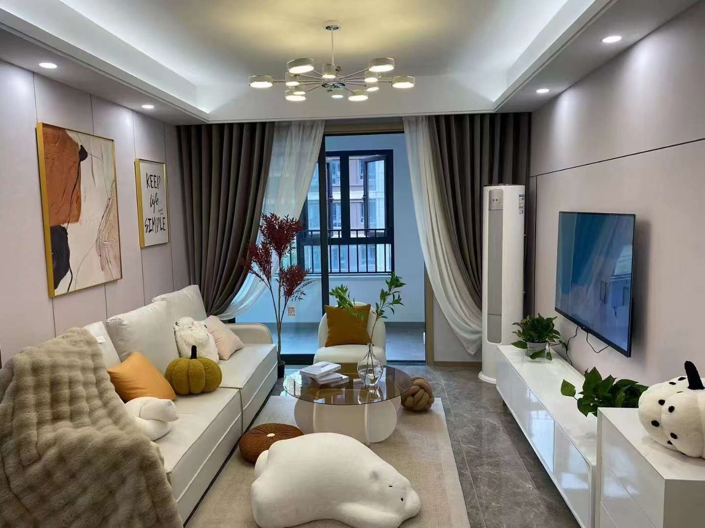 公园万象精装修三室出租，家具家电齐全，拎包入住。