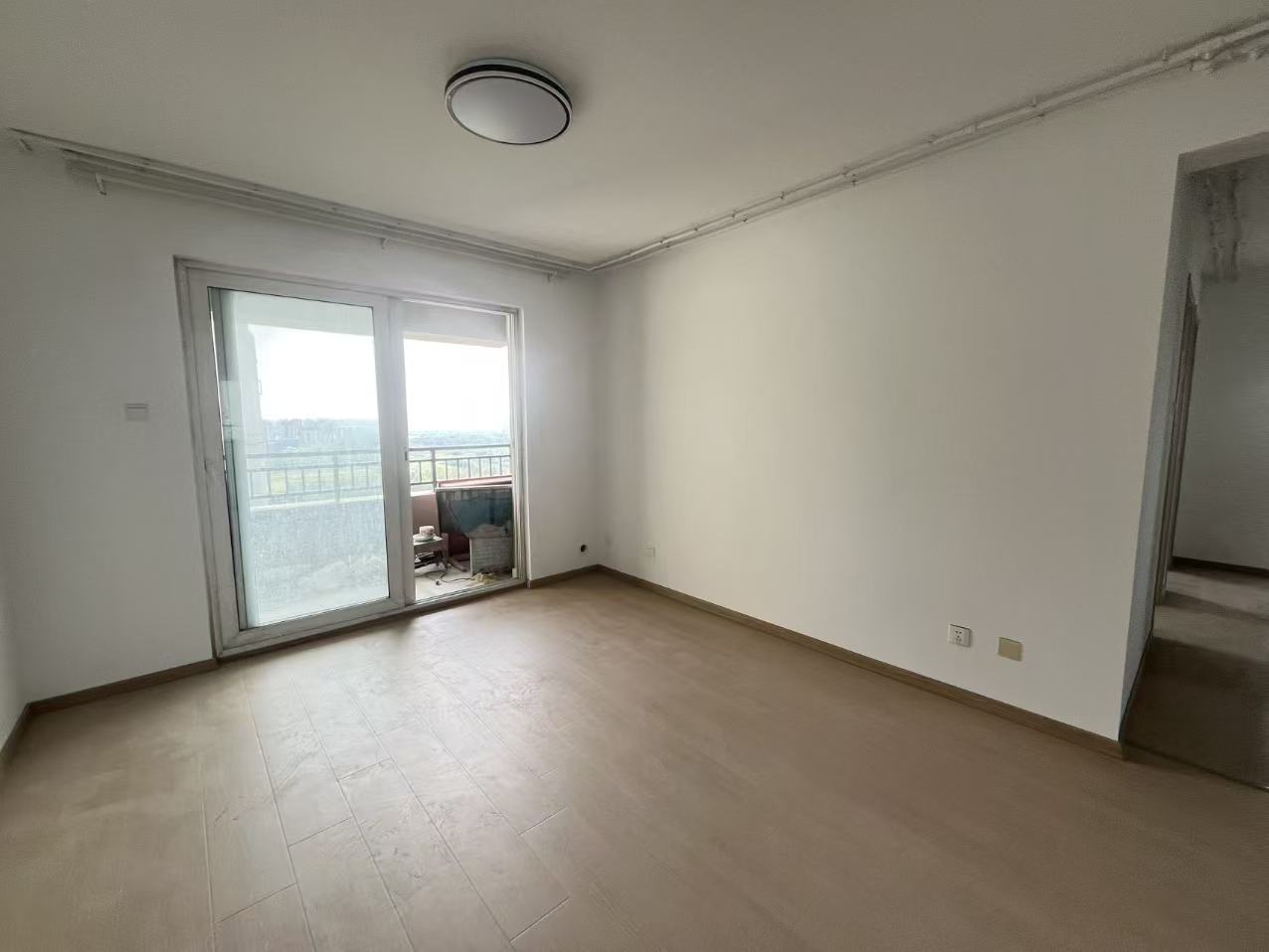 朗香书院三室一厅 已打扫干净 家电齐全 拎包入住