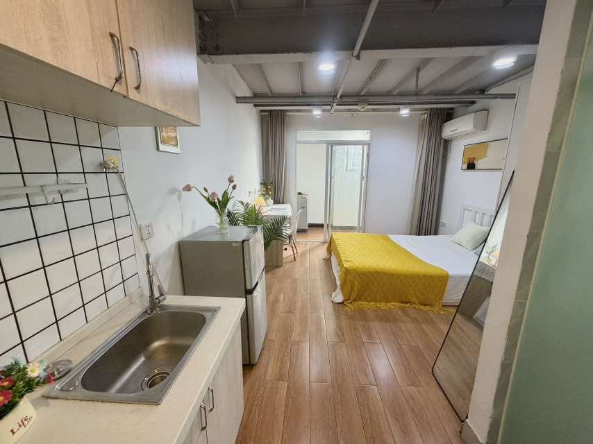 新华学府银座临近地铁3号线洪岗站，周边有黄潜望商圈、大唐国际