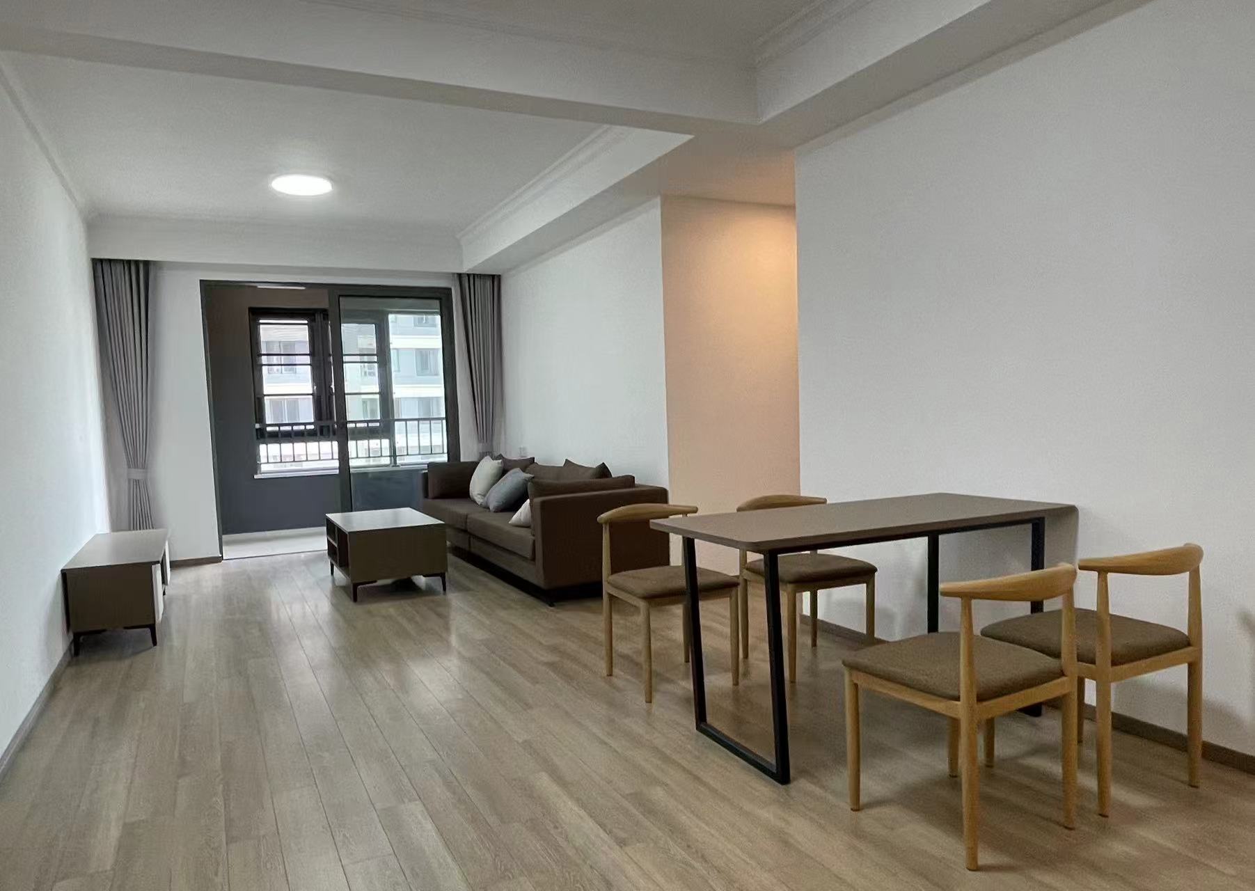 五号线黄河路地铁口，精装三室两卫，全屋精装家具，近包河工业园