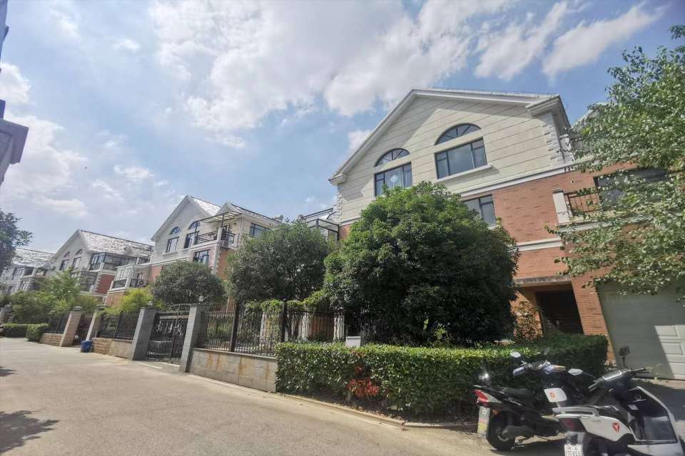 类独栋别墅 出租，大花园停车方便，之前就是办公