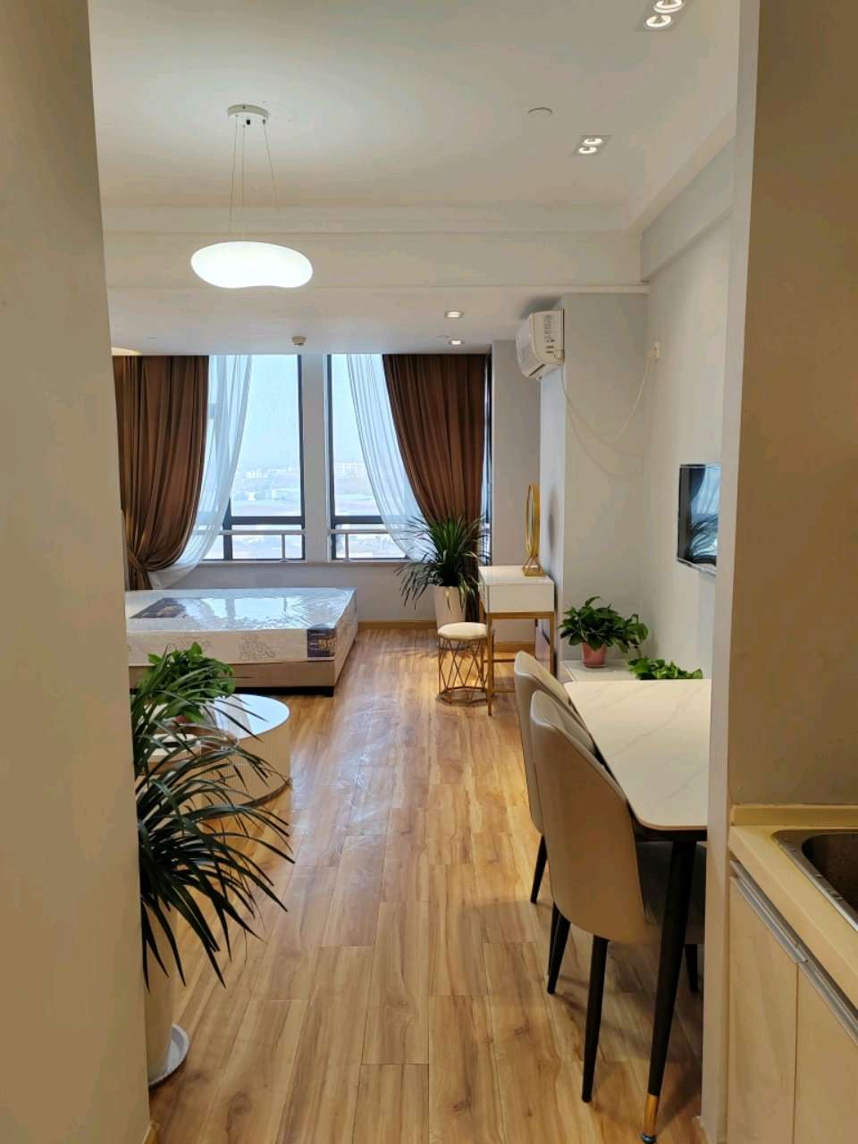 近地铁口，交通便利风景优美，家具家电齐全，拎包入住