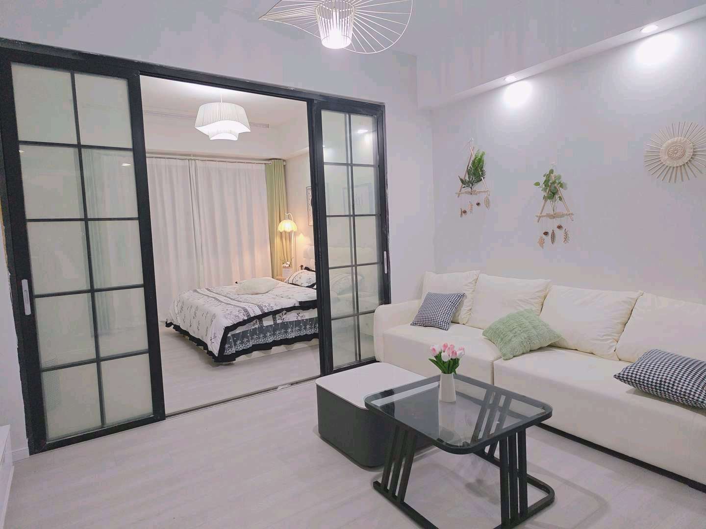 精装一室一厅，自己家房子出租，万达银座交通便利，家具齐全。