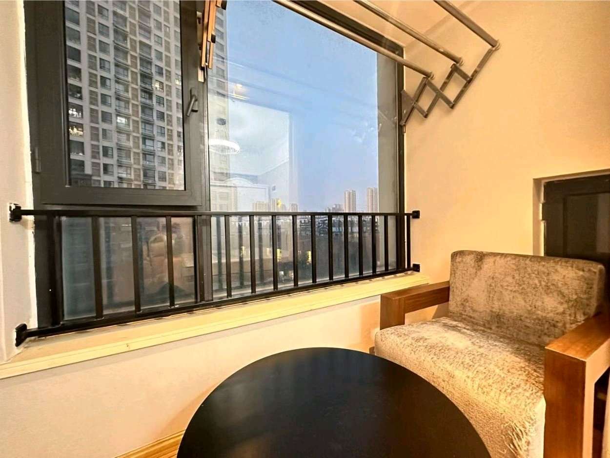 近地铁口，交通便利风景优美，家具家电齐全，拎包入住