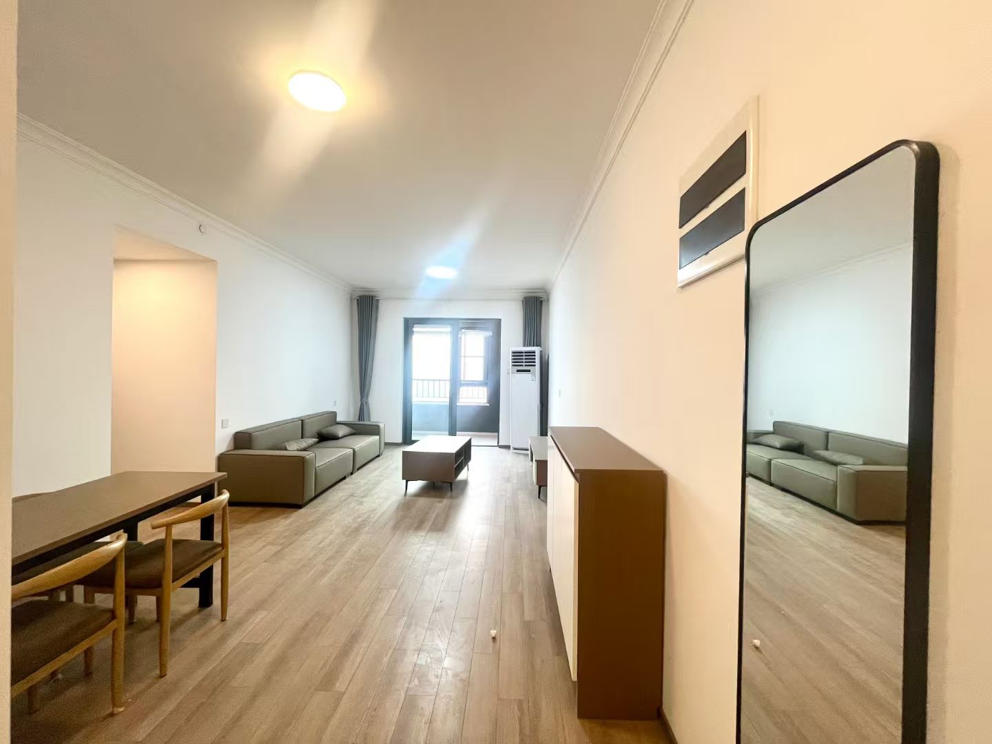 五号线地铁口，融创印河湾全屋精装家具配齐，密码锁出行，双阳台
